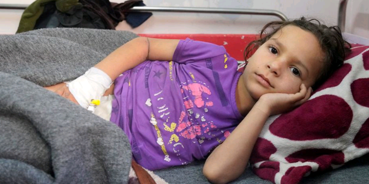 Criança se recupera em um hospital em Gaza depois que o abrigo em que vivia com sua família foi bombardeado. Foto: Unicef/Tess Ingram