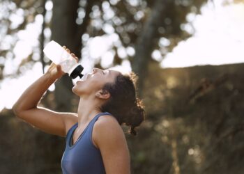População deve beber bastante água, evitar desgaste físico e exposição nas horas mais quentes do dia. Foto: Divulgação