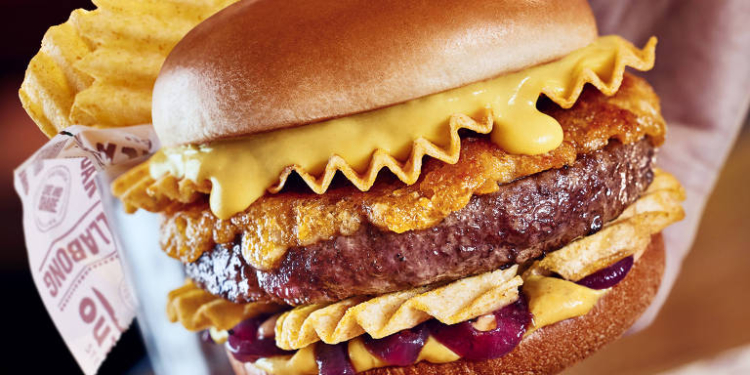 Outback lança novo burger exclusivo com Ruffles sabor costela barbecue