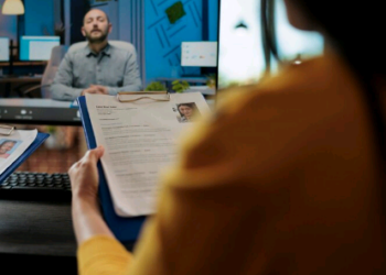 Currículo – Em tempos de LinkedIn, ainda é preciso ter um? – por Karine Camuci