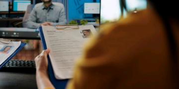 Currículo – Em tempos de LinkedIn, ainda é preciso ter um? – por Karine Camuci