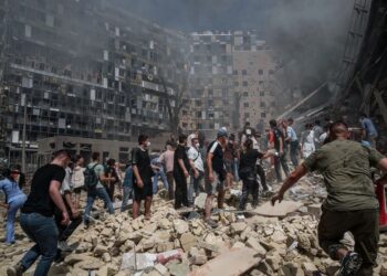 Comunidade internacional condena ataque devastador a hospital pediátrico em Kiev