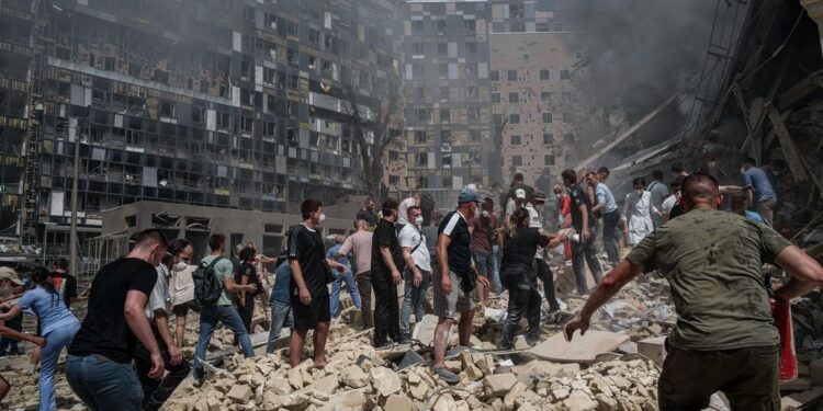 Comunidade internacional condena ataque devastador a hospital pediátrico em Kiev