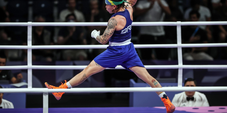 Bia Ferreira vence e garante ao menos o bronze em Paris