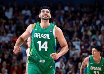 Brasil vence Letônia e se classifica para Paris 2024 no basquete masculino
