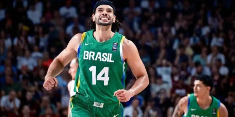 Brasil vence Letônia e se classifica para Paris 2024 no basquete masculino
