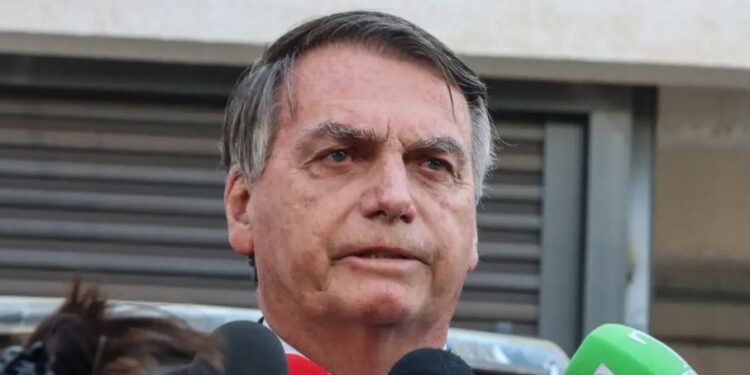 Defesa diz que Bolsonaro não tinha ingerência sobre joias recebidas