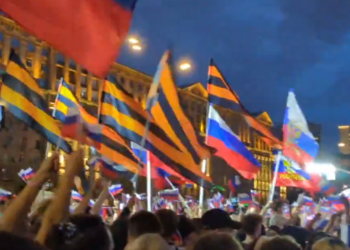 Russos pró-Kremlin se manifestam contra bloqueio a canais no Youtube