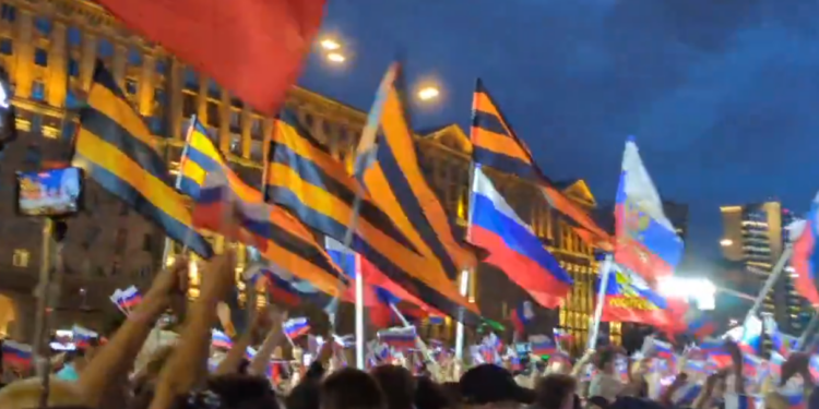 Russos pró-Kremlin se manifestam contra bloqueio a canais no Youtube