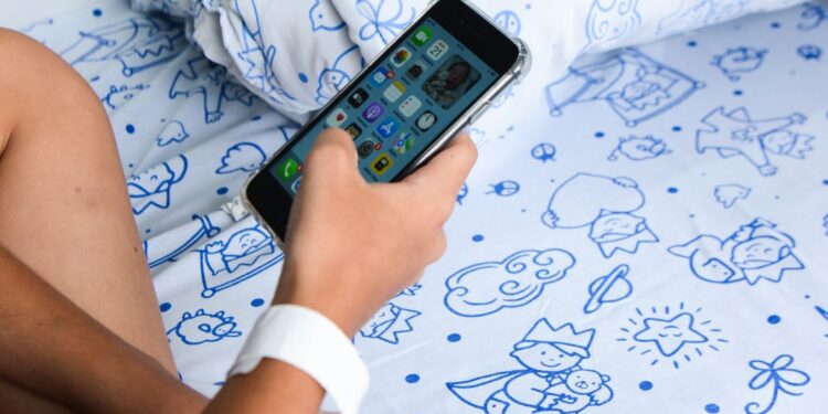 Como o celular e as redes sociais afetam os adolescentes?