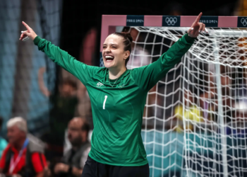 Gabi tem dia de estrela após brilhar em vitória do handebol brasileiro