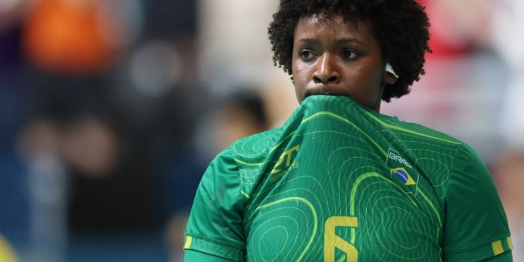 Gosto amargo: Futebol e handebol femininos perdem nos últimos minutos