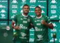 O atacante Daniel dos Anjos (à esquerda) e o volante Gabriel Bispo foram apresentados nesta terça-feira (2) – Foto: Raphael Silvestre/Guarani FC