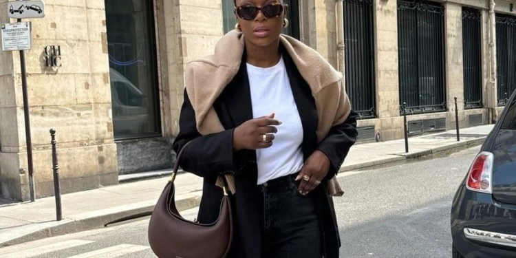 Bolsa meia-lua vira um dos itens mais cobiçados do mundo fashion – por Daniela Nucci