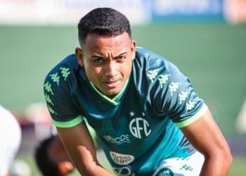 Perto de completar 200 jogos, Airton se inspira na carreira para ajudar Guarani