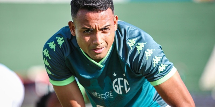 Perto de completar 200 jogos, Airton se inspira na carreira para ajudar Guarani