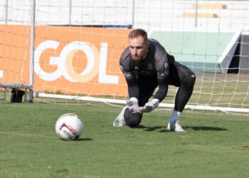 Sem goleiro titular, Ponte tenta quebrar jejum como visitante em Santa Catarina