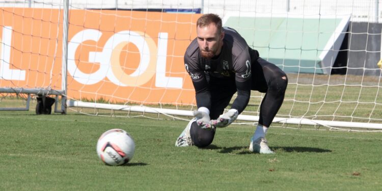 Sem goleiro titular, Ponte tenta quebrar jejum como visitante em Santa Catarina