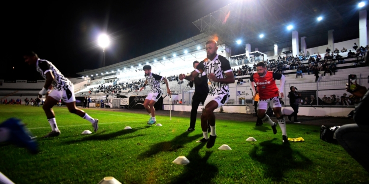 Nelsinho enaltece preparação física para suportar maratona da Série B