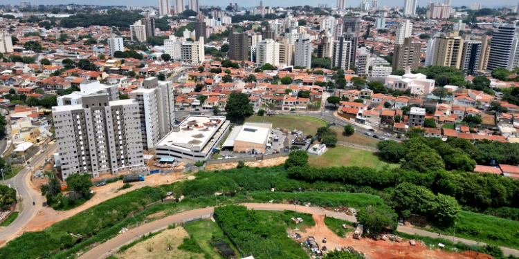Vista aérea do local onde ficará localizado o novo piscinão na região da avenida Princesa d'Oeste - Foto: Carlos Bassan/Divulgação PMC