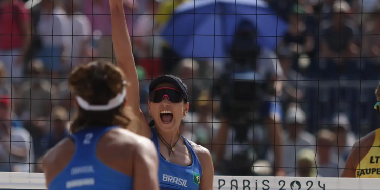 Carol e Bárbara avançam às oitavas do vôlei de praia