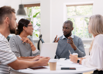 Comunicação sem confusão: 7 passos para apresentações claras e eficazes – por Cecília Lima