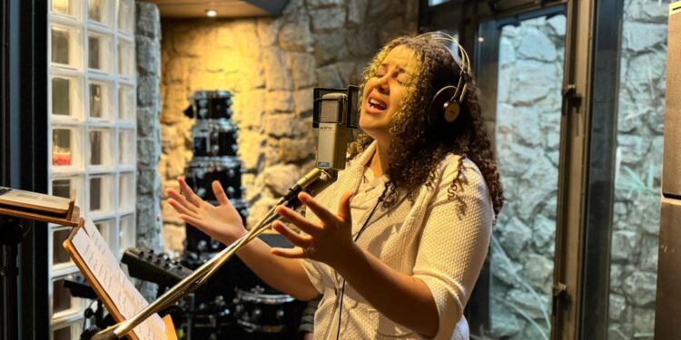Aluna do Anelo faz bonito na final mundial de canto chinês