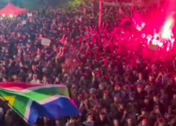 Milhares de pessoas protestam em Paris após eleições