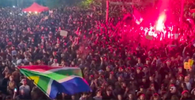 Milhares de pessoas protestam em Paris após eleições