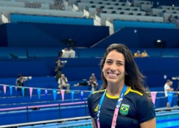 Nadadora brasileira é expulsa da delegação em Paris após indisciplina