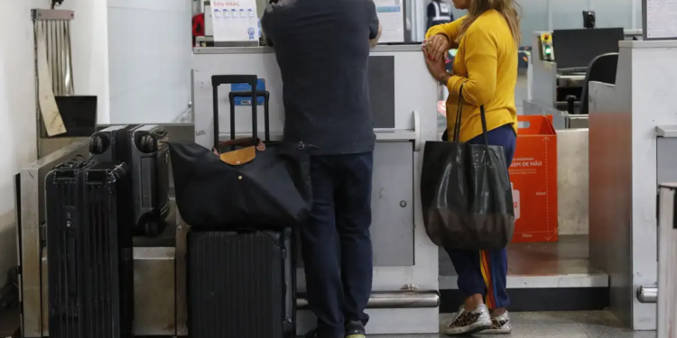 Aposentados poderão comprar passagem aérea por até R$ 200 o trecho