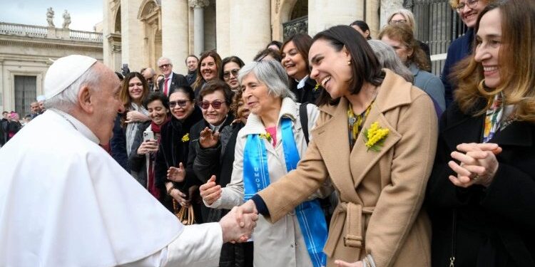 Vaticano prepara documento sobre mulheres na liderança da Igreja Católica