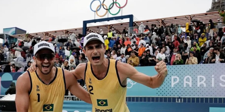 André e George sobram na estreia do vôlei de praia em Paris 2024