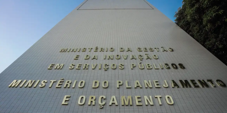 Relatório eleva para R$ 28,8 bi projeção de déficit primário em 2024