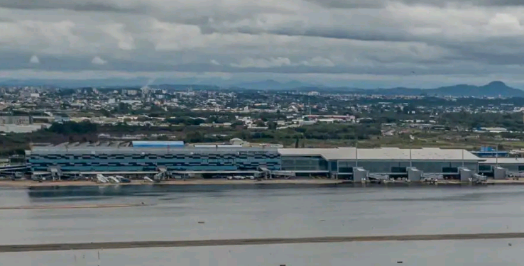 Aeroporto de Porto Alegre reinicia operações de embarque e desembarque