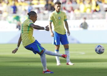 Raphinha marcou de falta para a Seleção - Foto: Rafael ribeiro/CBF