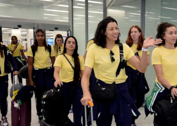 Seleção de vôlei e delegação de judô desembarcam em Paris