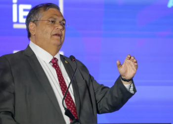 Dino diz que Moraes pediu legalmente relatórios ao TSE