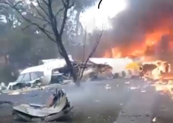 Avião com 62 pessoas cai e pega fogo em Vinhedo; não há sobreviventes