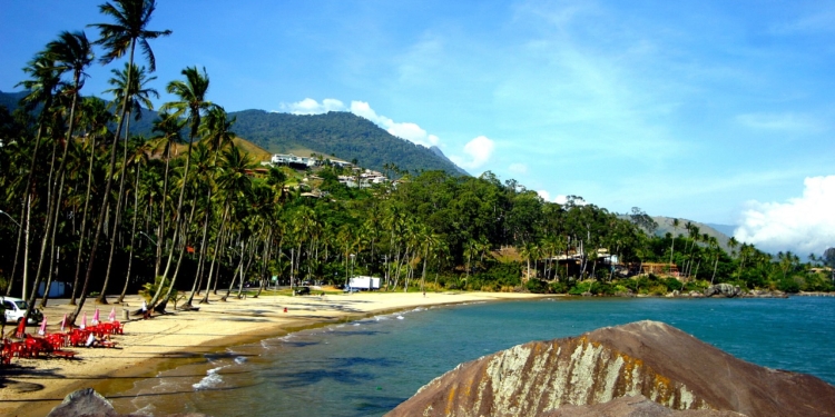 Pedras que emitem sons de sino intrigam moradores e turistas de Ilhabela há séculos