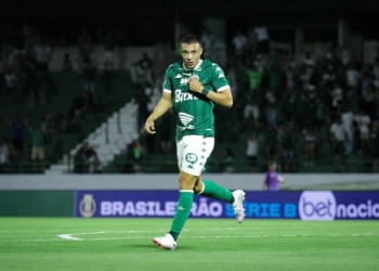 Luccas Paraizo e Léo Santos já estão em Portugal e realizam sonho