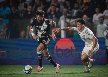 Ponte marca dois gols com um homem a menos e conquista ponto heroico na Vila