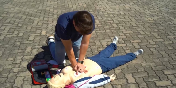 Projeto “Coração na Escola” capacita alunos e colaboradores de escolas para situações de emergência