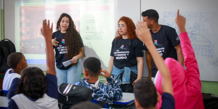 Fundação Educar promove o voluntariado corporativo e leva colaboradores à escola pública
