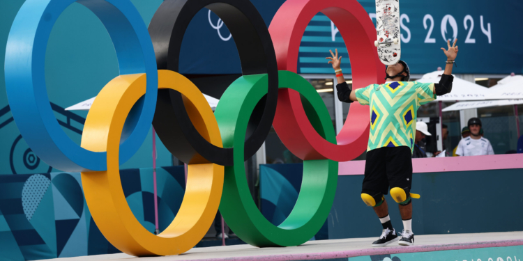 Com malabares em Paris, Augusto Akio festeja bronze no Skate Park