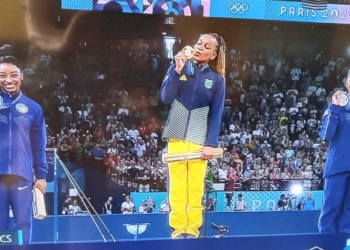 Rebeca é ouro no solo e vira maior medalhista olímpica do Brasil