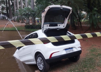 Perseguição no Centro termina com veículo dentro do lago da Praça Carlos Gomes e homem detido; veja vídeo