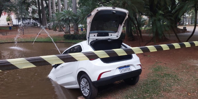 Perseguição no Centro termina com veículo dentro do lago da Praça Carlos Gomes e homem detido; veja vídeo