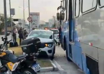 Carro na contramão bate contra ônibus e complica trânsito na João Jorge