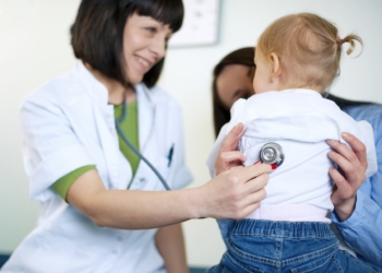 Artigo: 6 sinais de alerta que indicam a hora certa de levar seu filho ao médico – por Gabriel F. Marchiori